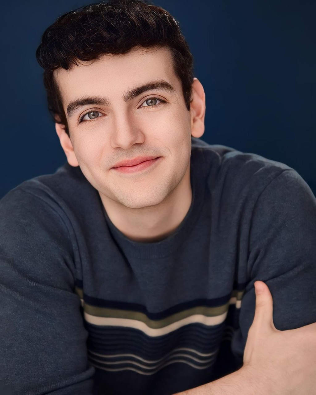 young, man, casual, fashion, portrait, male, guy, model, smile, persona, adulto, joven, azul, monocromático, mirada, tonos fríos, anuario, escolar, sesión de fotos, influencer, gay, homosexual, orgullo